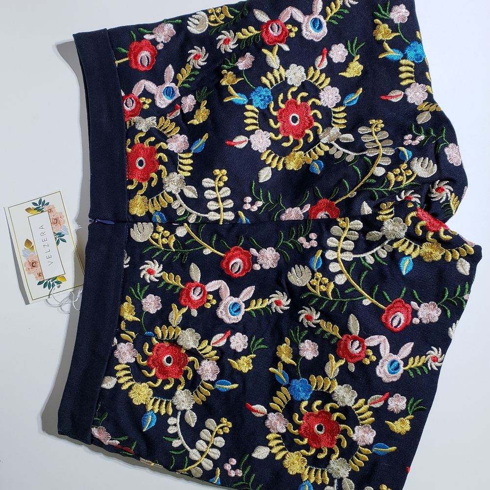 Women's medium embroidery shorts.   (P3)